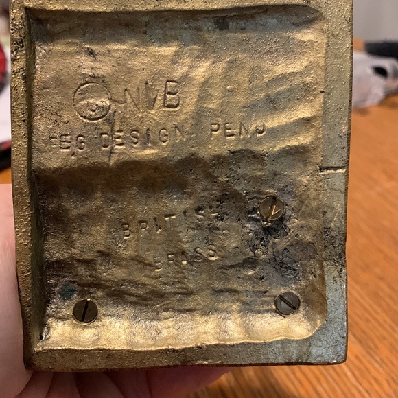 Vintage solid brass British street corner scene signed NVB, Peg Design Pend 7” - Picture 4 of 7